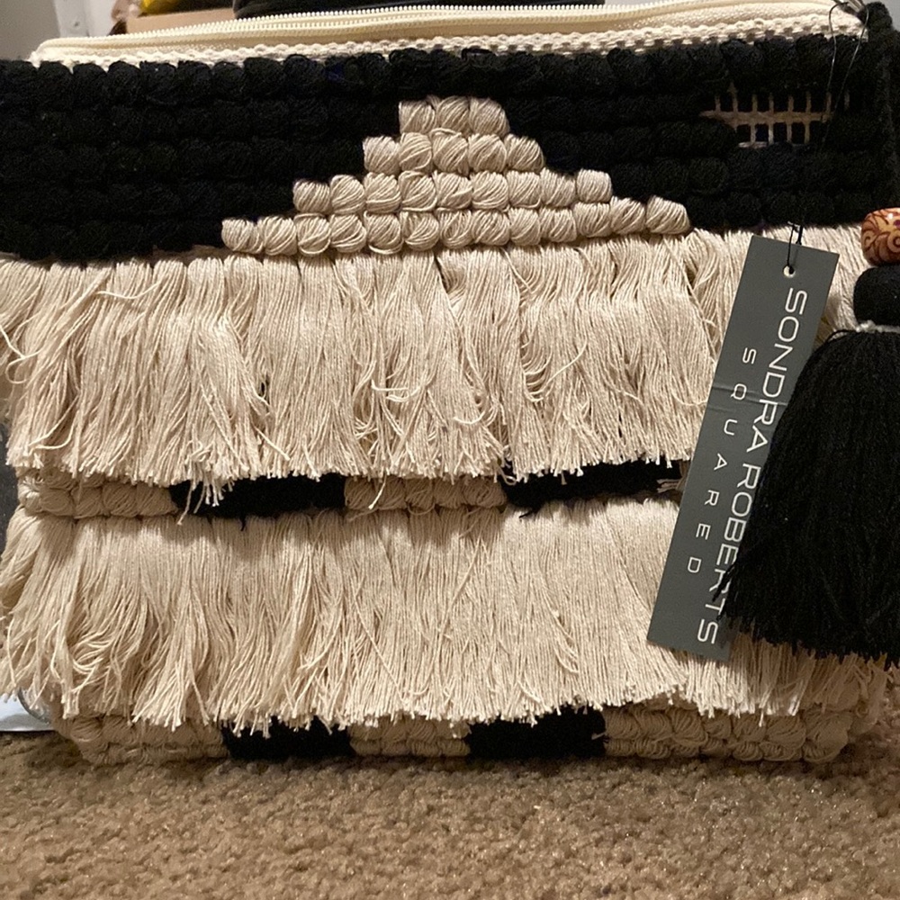 SONDRA ROBERTS BLACK & WHITE DOUBLE FRINGE NUBBY KNIT ZIPPER CLUTCH